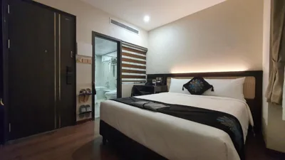 Deluxe Double Room with Bath — MOMIZI HANOI 2 - PHAN KE BINH